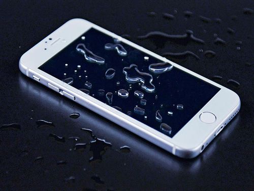 Мокрый телефон