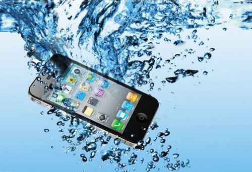 Мобильный телефон в воде