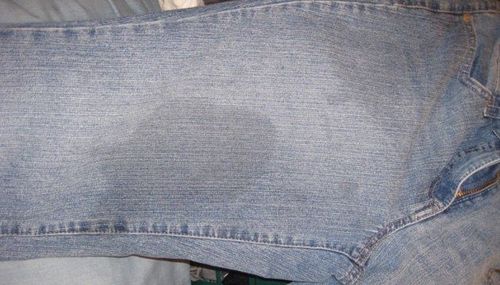 Жирное пятно на джинсах