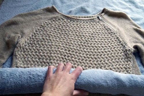 Сушка свитера при помощи полотенца